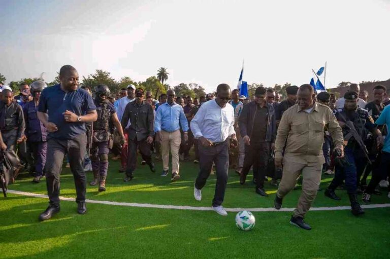 À Mbandaka, Véron Mosengo-Omba salue les travaux de réhabilitation du stade Bakusu initiés par la Fondation WIDAL
